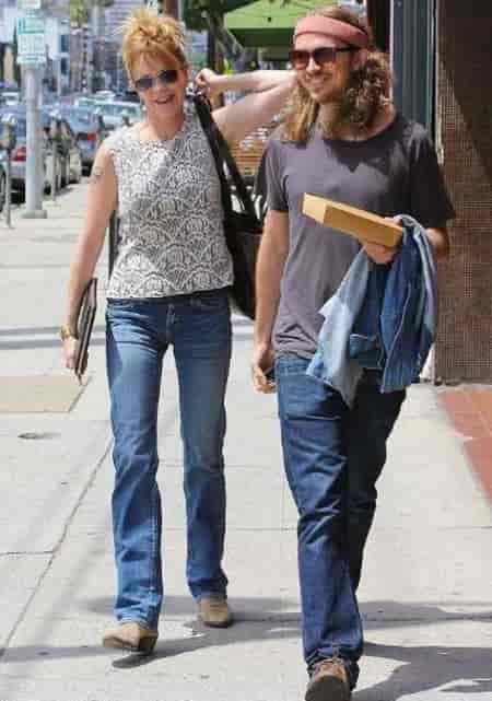 Alexander Bauer with his mother Melanie Griffith